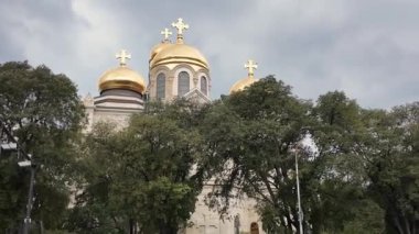 Varna Bulgaristan 'ın Varsayım Katedrali' nin altın kubbeleri. Altın kubbeli Bizans tarzı kilise. Varna Bulgaristan 'ın deniz başkentidir.