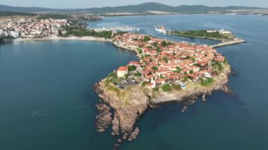 Eski Sozopol kasabasının havadan görünüşü. Sozopol Bulgaristan 'ın Burgaz kenti yakınlarındaki antik bir sahil kentidir.