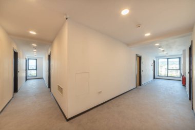 Otel koridorunun iç tarafındaki kapı. Kapalı kapılı dar koridor. Kampüs