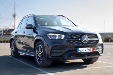 Varna, Bulgaristan - 09 Ağustos 2024: Siyah Mercedes Benz GLE. Mercedes-Benz 1926 yılında kurulan bir Alman otomotiv markasıdır.