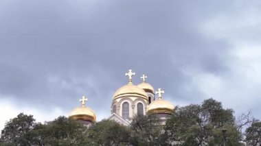 Varna Bulgaristan 'ın Varsayım Katedrali' nin altın kubbeleri. Altın kubbeli Bizans tarzı kilise. Varna Bulgaristan 'ın deniz başkentidir.