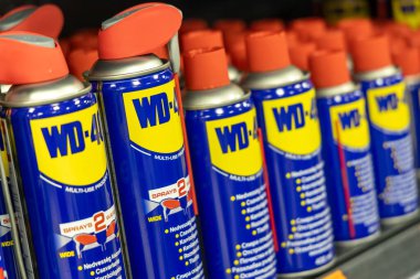 VARNA, BULGARIA - 24 Ekim 2024: WD-40 süpermarket rafında. Çoklu kullanım ürünü metali paslanma ve aşınmadan korur
