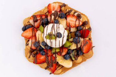 Dondurma, meyve, çikolata sosu, taze böğürtlen.