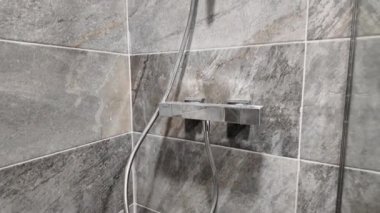 Modern duş seti banyoda. Mordern ve lüks banyo içi.