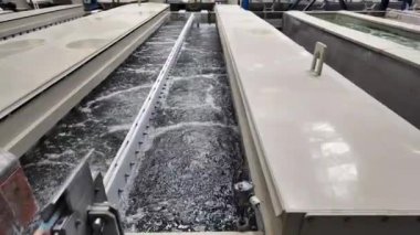 Metal ürünlerin kimyasal tedavisi için büyük bir endüstriyel banyo. Sanayi fabrikasında işlem