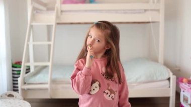  Dişlerini fırçalayan genç bir kız. Diş hijyeni. Diş fırçası olan çocuk.