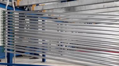 Sanayi fabrikasındaki alüminyum profiller. Ağır sanayi