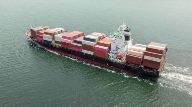 Denizde büyük bir konteyner gemisi. Kargo konteynırı gemisinin hava üst görüntüsü ithalat konteynır yelkenlisi. 