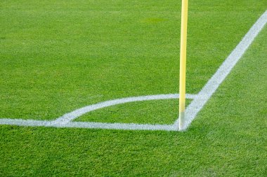 Futbol stadyumunda köşe bayrağı. Futbol sahasının köşesinde bayrak var. Boş futbol sahası