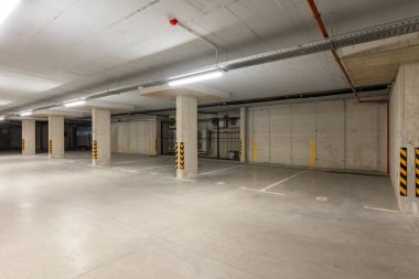 Boş yeraltı otoparkı ya da garaj içi