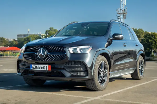 Varna, Bulgaristan - 09 Ağustos 2024: Siyah Mercedes Benz GLE. Mercedes-Benz 1926 yılında kurulan bir Alman otomotiv markasıdır.
