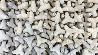 Beton tetrapod 'un hava görüntüsü. Beton tetrapod çizgisi. Sahil koruma. Dalga kırıcılar