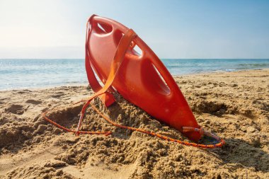Kumsaldaki kırmızı kurtarma şamandırası. Cankurtaran kurtarma ekipmanları