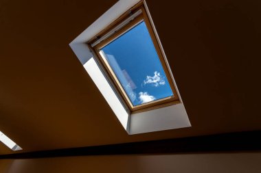 Çatı penceresinin iç tarafı. Yatakhane penceresi. Çatı penceresi, tavan penceresi 