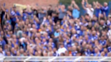 Birçok taraftar stadyumdaki futbol takımını destekliyor. Futbol stadyumundaki kalabalık bulanıklaştı. Yavaş çekim