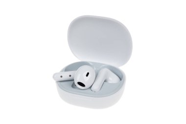 Beyaz kablosuz kulaklıklar, izole edilmiş. Beyaz arka planda yeni kulaklıklar. Yeni teknolojiler.