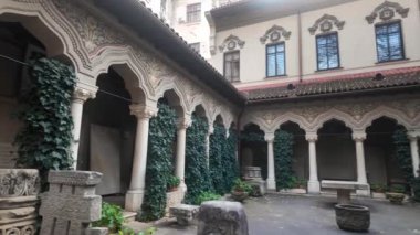 Romanya 'nın Bükreş kentindeki Stavropoleos Manastırı' ndaki avluda. Romanya 'nın Bükreş kentine seyahat