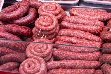  Süpermarkette çeşit çeşit et. Kasaptaki farklı et ürünleri. Çiğ sosis.