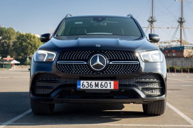 Varna, Bulgaristan - 09 Ağustos 2024: Siyah Mercedes Benz GLE. Mercedes-Benz 1926 yılında kurulan bir Alman otomotiv markasıdır.