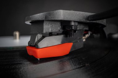 Pikabın iğnesini kapat. Gramofon kayıt cihazı. Müzik çalmak için geçmişe dönük ses teknolojisi