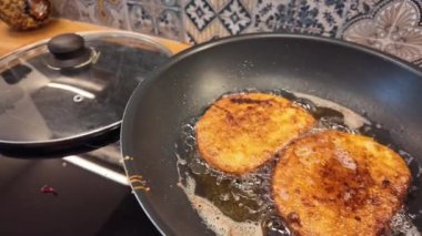 Tavada kızartılmış yumurtalı ekmek. İki ev yapımı challah ya da evde kızarmış Fransız usulü kızarmış ekmek.