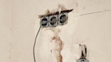 Beton duvarda elektrik prizleri var. İnşaat sırasında prizler kapanıyor.