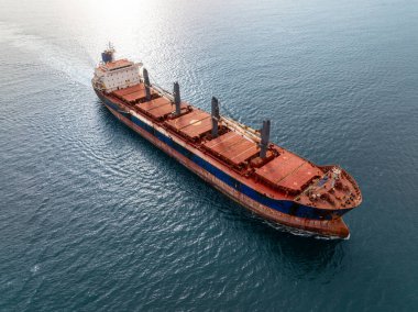 Kuru kargo gemisinin hava görüntüsü. Toplu taşıyıcı kargo gemisi. Gemi lojistik ve ulaşım sektörü.