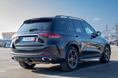 Varna, Bulgaristan - 09 Ağustos 2024: Siyah Mercedes Benz GLE. Mercedes-Benz 1926 yılında kurulan bir Alman otomotiv markasıdır.
