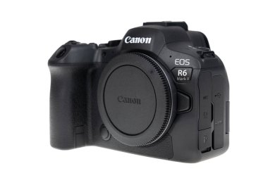 Varna, Bulgaristan - 23 Kasım 2024: Canon EOS R6 marka kamera, gövde, beyaz zemin üzerinde izole edilmiş. Canon 'un yeni aynasız kamerası.