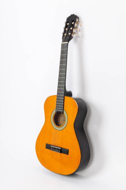 Beyaz arkaplanda akustik gitar