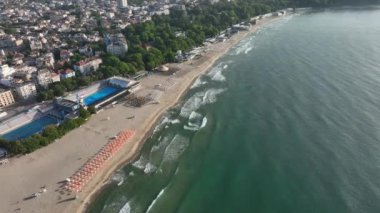 Varna ve sahilin havadan görünüşü. Bulgaristan 'ın deniz başkenti.