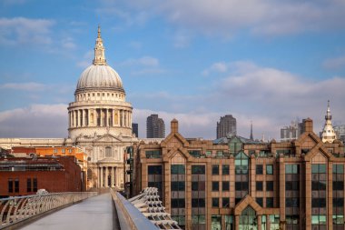 St. Paul Katedrali ve Londra 'daki Milenyum Köprüsü. Londra Şehir manzarası