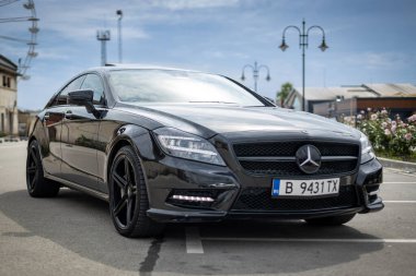 Varna, Bulgaristan - 9 Mayıs 2024: Lüks Mercedes Benz CLS 550 W218. Mercedes-Benz 1926 yılında kurulan bir Alman otomotiv markasıdır.