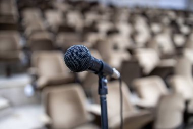 Sahnede mikrofon ve boş salon. Konferans salonu ya da seminer salonu geçmişi