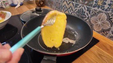 Tavada kızartılmış yumurtalı ekmek. Kadın ev mutfağında challah ya da brioche ekmeği pişiriyor.