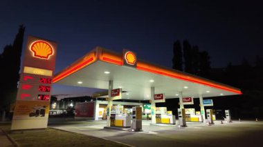 Varna, Bulgaristan - 6 Ağustos 2024: Varna 'daki deniz kabuğu benzin istasyonu. Shell, çok uluslu bir İngiliz petrol ve doğalgaz şirketi.