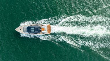 Lüks motorlu tekne. Sürat teknesi, yat. Hava görünümü