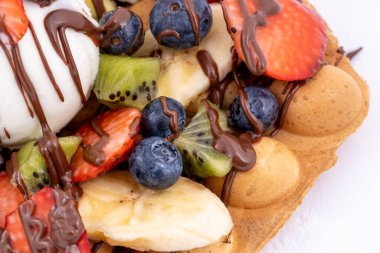 Dondurma, meyve, çikolata sosu, taze böğürtlen.