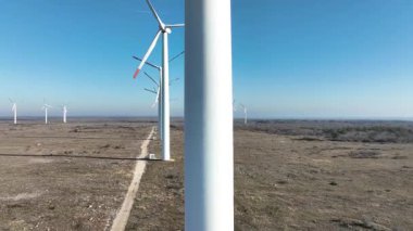 Rüzgar türbininin yakın görüntüsü. Elektrik üretimi için yel değirmeni. Yeşil enerji. Yenilenebilir enerji.