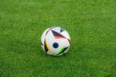 Varna, Bulgaristan - 1 AUGust 2024: 2024 Avrupa Futbol Şampiyonası resmi topu, yeşil çimenler üzerinde Fussballliebe olarak adlandırılır