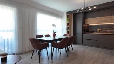 Mutfağı olan yeni modern oturma odası. Yeni evim. İç mekan. Ahşap zemin