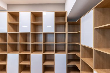 Soyunma odasında boş gardırop. Boş rafları olan büyük bir gardırop odası. Modern boş soyunma odası, gardırop..