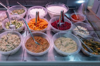 Vitrinde hazır yemek. Ev yemeği. Salatalar