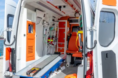 Bir ambulansın içinde. Ambulans arabasında acil durum ekipmanları ve cihazları