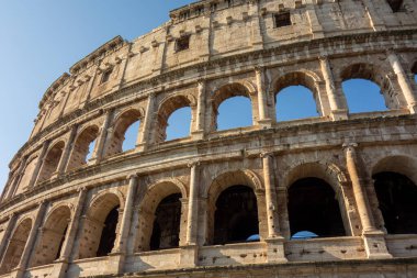 İtalya, Roma 'daki Colosseum. Amfitiyatro Roma 'nın en popüler turistik merkezlerinden biridir.