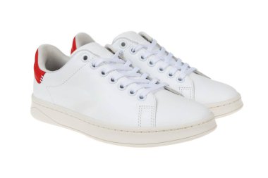 Bir çift yeni beyaz spor ayakkabı, beyaz üzerine izole edilmiş.