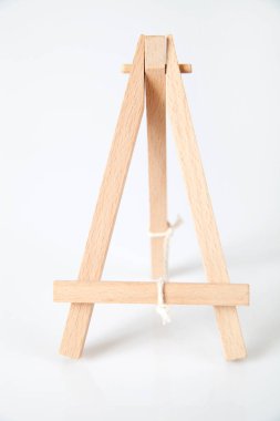 Boş ahşap sehpa ayakta