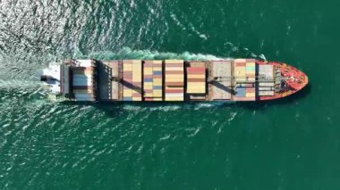 Denizde büyük bir konteyner gemisi. Yukarıdan aşağıya doğru. Kargo konteynırı gemisinin hava üst görüntüsü ithalat konteynır yelkenlisi.