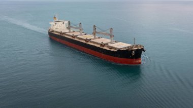 Kuru kargo gemisinin hava görüntüsü. Toplu taşıyıcı kargo gemisi. Gemi lojistik ve ulaşım sektörü.