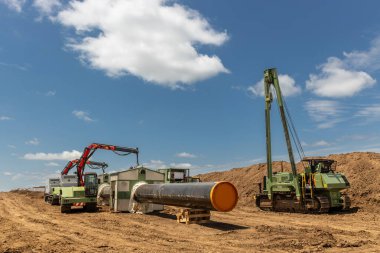 Gaz ve petrol boru hattı inşaatı. Borular kaynaşmış. Büyük boru hattı yapım aşamasında. 